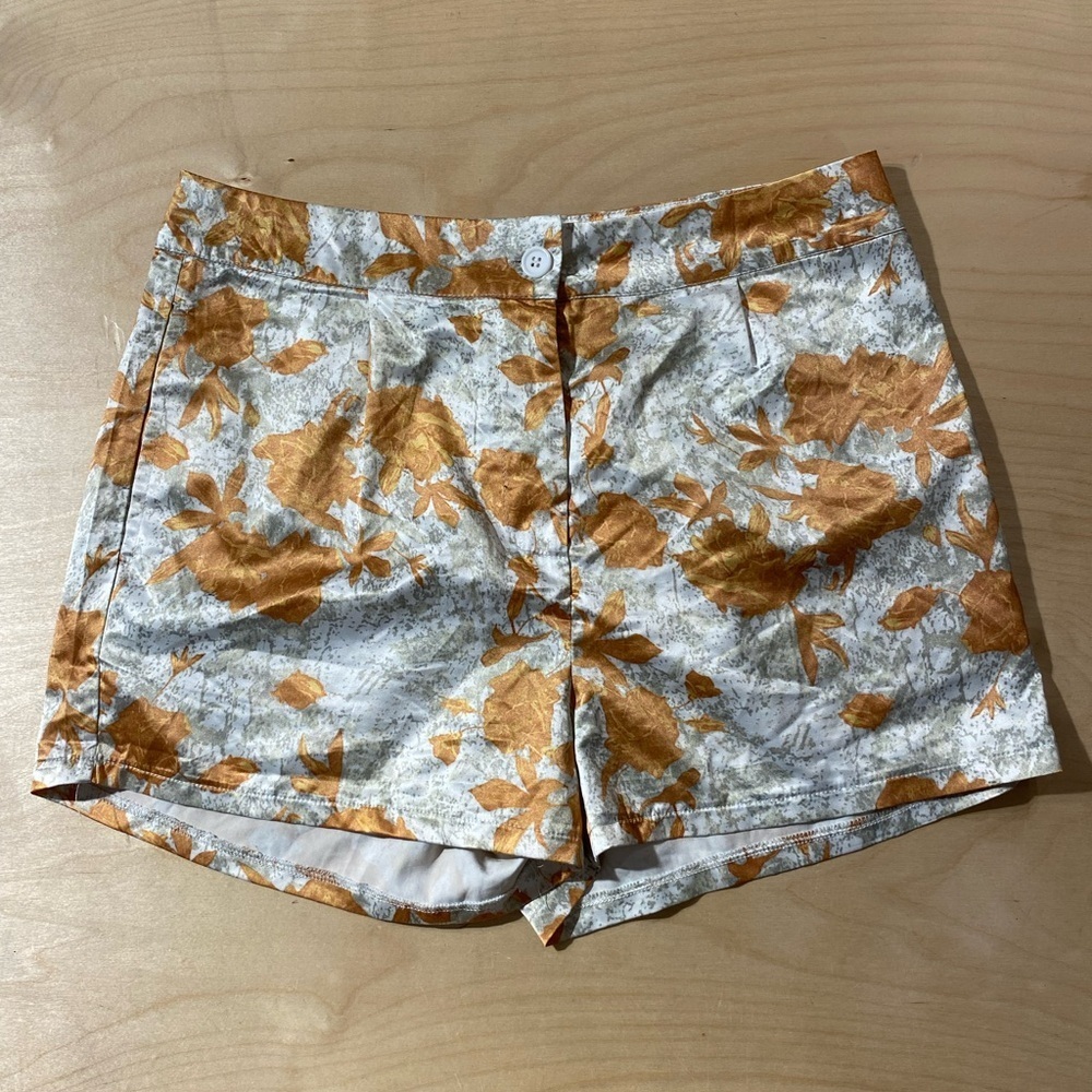 Floral Women's Shorts in Orange and White Large (NI)
